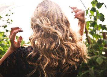 caramel brown hair with blonde highlights and lowlights