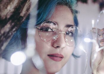 hairstyles for over 60 round face and glasses