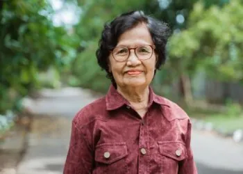 glasses older short hairstyles for fine hair over 60