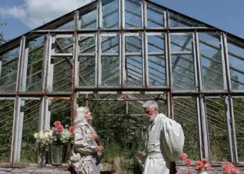 old woman medium long hairstyles for over 60