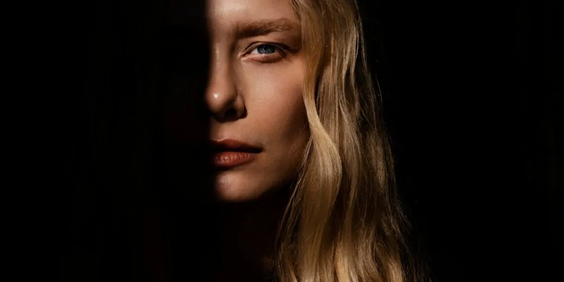 face frame blonde highlights in front of hair