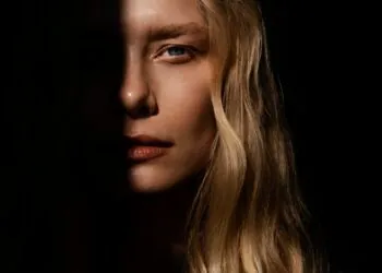 face frame blonde highlights in front of hair